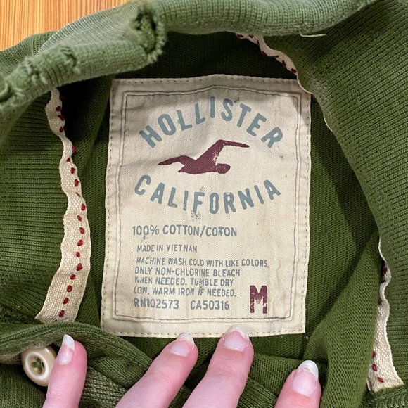 VINTAGE HOLLISTER || DISTRESSED POLO - Picture 3 of 6